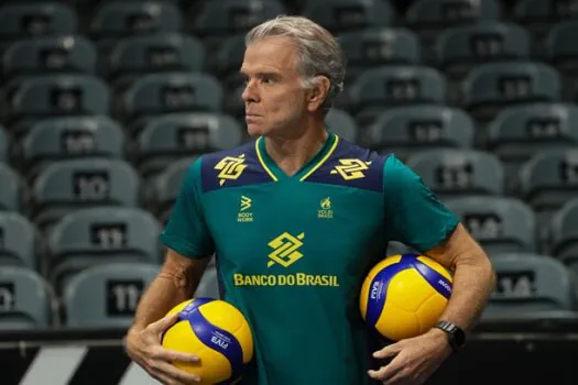 Bernardinho convoca jogadores da seleção masculina de vôlei para Paris-2024