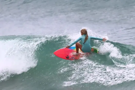 Maya Reis brilha e garante vaga na Taça Brasil de Surf Profissional