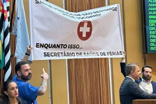 Vereadores de São Bernardo estendem faixa no plenário com críticas à gestão da saúde