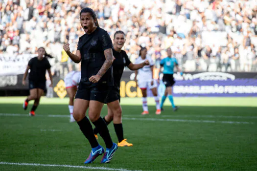 Corinthians bate São Paulo de virada e segue invicto no Brasileiro feminino