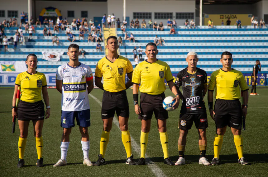 Equipe de arbitragem e capitães de Santo André e Água Santa