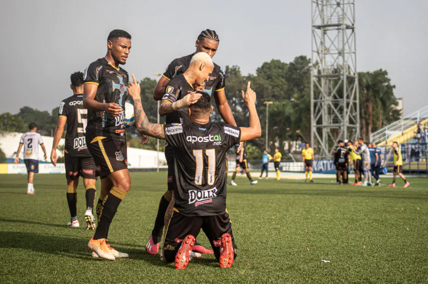 Equipe do Água Santa comemora o gol de empate contra o Santo André