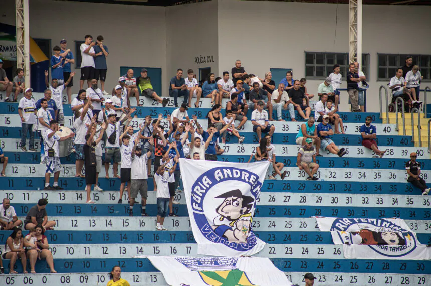 Torcida do Santo André no jogo contra o Água Santa neste sábado (18)