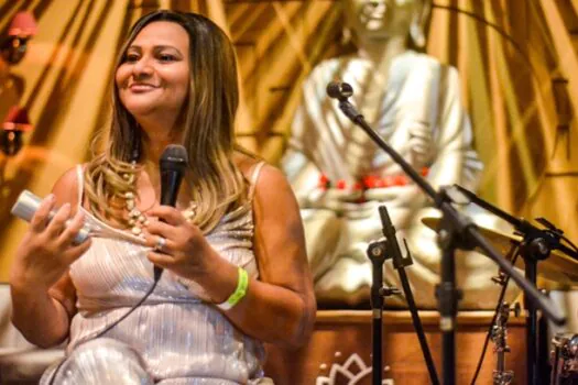 Andressa Soterio estreia show no Beco das Garrafas