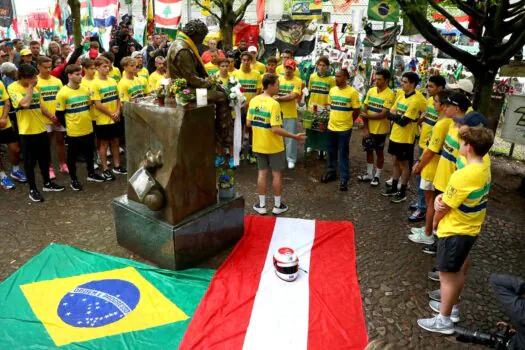 Vettel organiza corrida de rua no Circuito de Ímola em homenagem a Senna