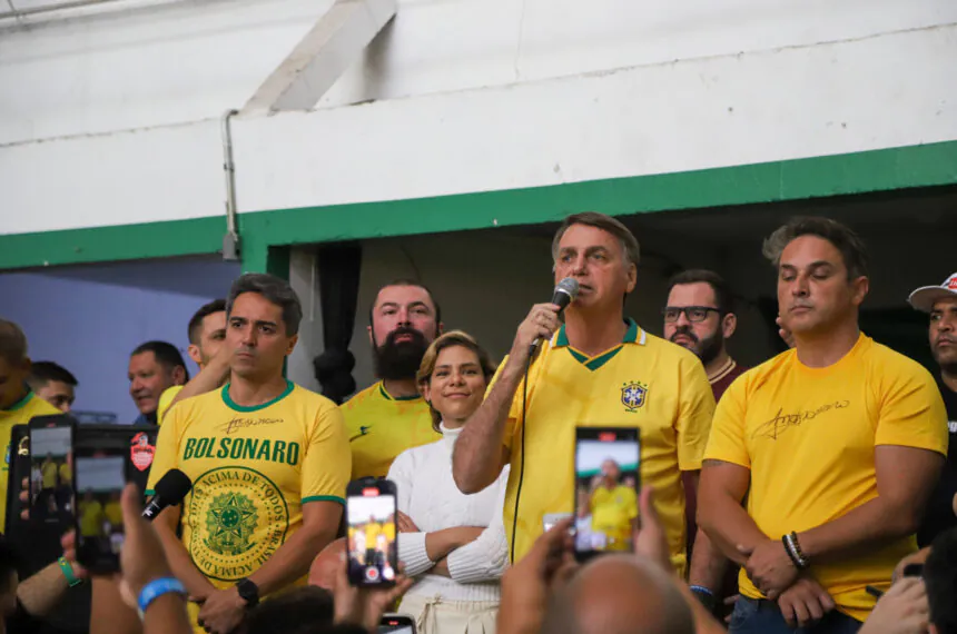 Bolsonaro fala a seus apoiadores em São Bernardo