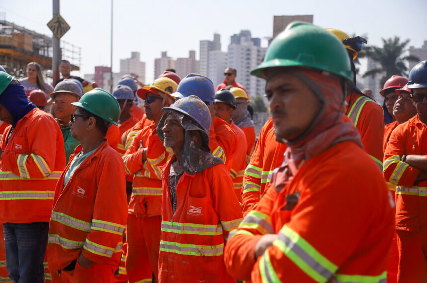 Trabalhadores que participam das obras do Complexo Santa Teresinha receberam agradecimentos pelo esforço neste 1º de Maio