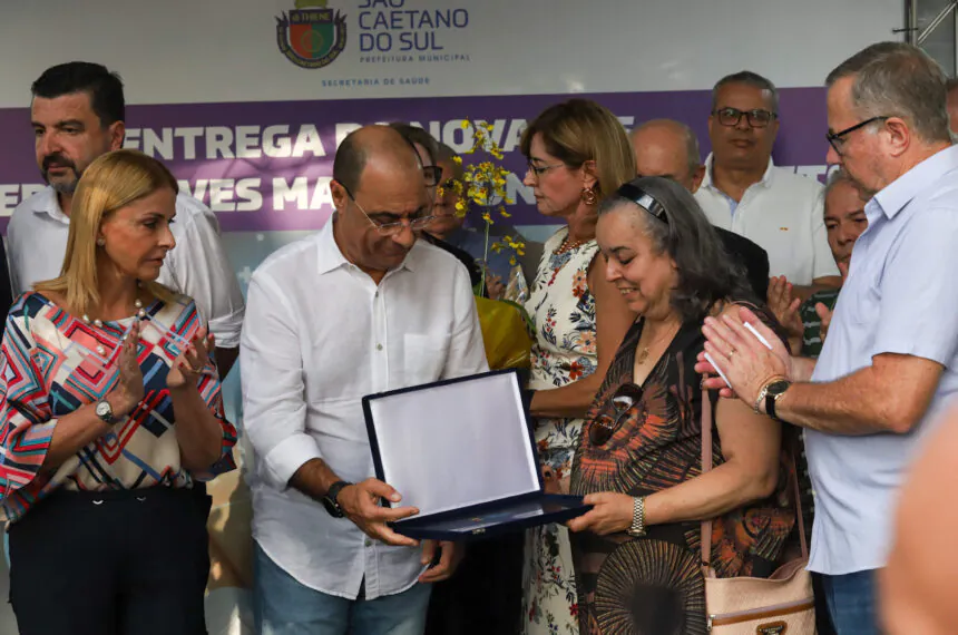 Prefeito Auricchio entrega placa a Cibele Marangon, irmã de Padre Beto