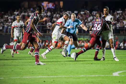 Com Diniz expulso, São Paulo derrota Fluminense em duelo de tricolores