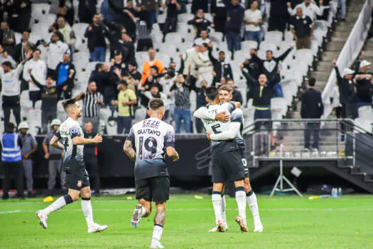 Corinthians tem 1º tempo de sonho, atropela Argentinos Jrs e se classifica