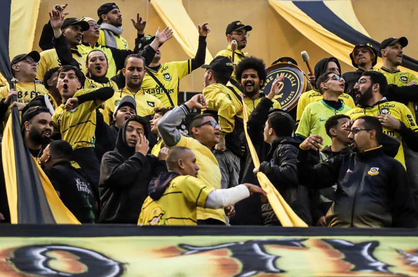 Torcida do São Bernardo comemora o gol de Kayke