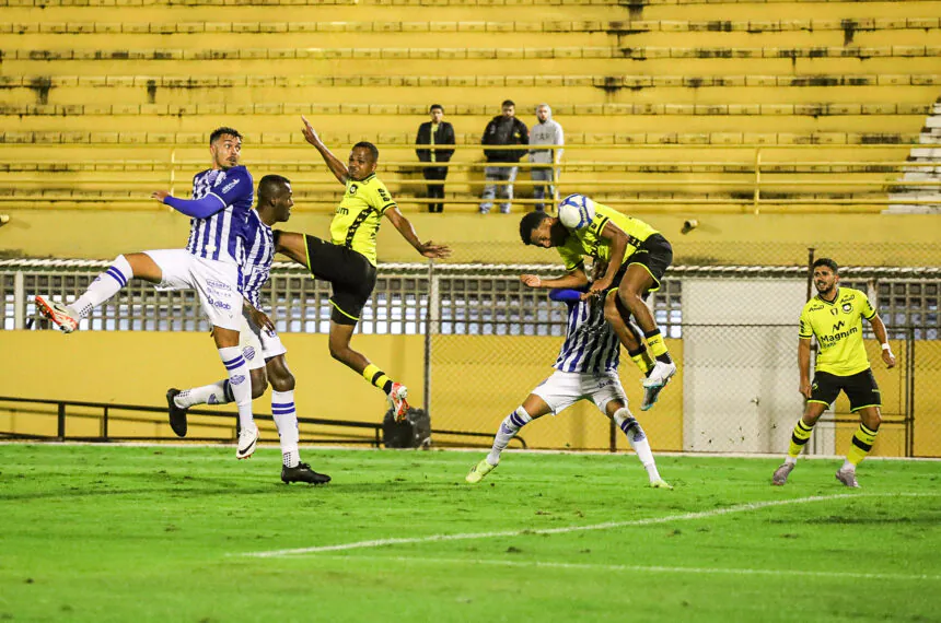 Lucas Lima cabeceia para o segundo gol do São Bernardo