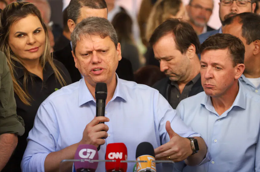 Coletiva de imprensa com Tarcísio de Freitas após a entrega das unidades