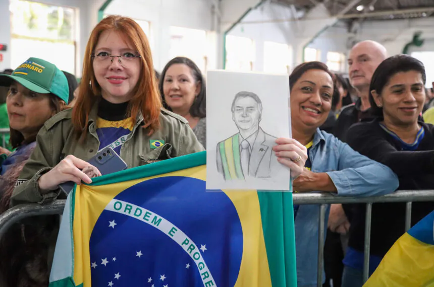 Apoiadores fizeram fila desde cedo para tirar foto com o ex-presidente Jair Bolsonaro