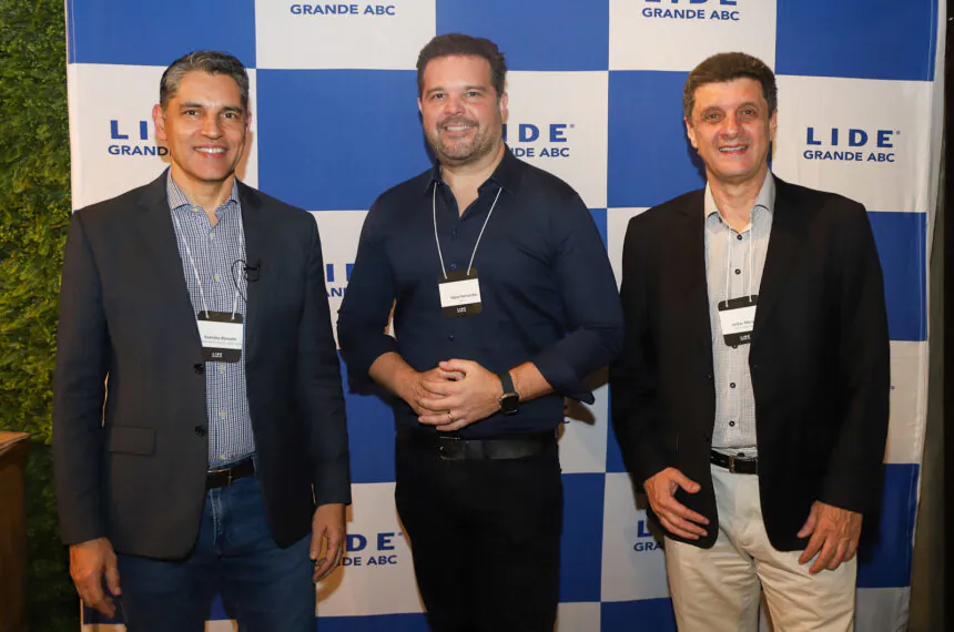 Evandro Banzato, secretário de Desenvolvimento de Santo André; Fabio Fernandes, Head Global das unidades do LIDE; e Jarbas Marques, presidente dos LIDEs Grande ABC e Litoral Paulista