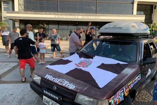 Amigos e admiradores recepcionaram Luiz Torelli e o Fiat Uno ‘Sandro’ na volta para casa, em Nova Odessa