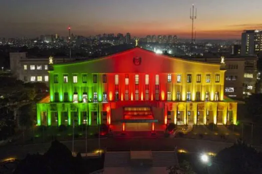 Governo de SP ilumina Palácio dos Bandeirantes em solidariedade ao Rio Grande do Sul