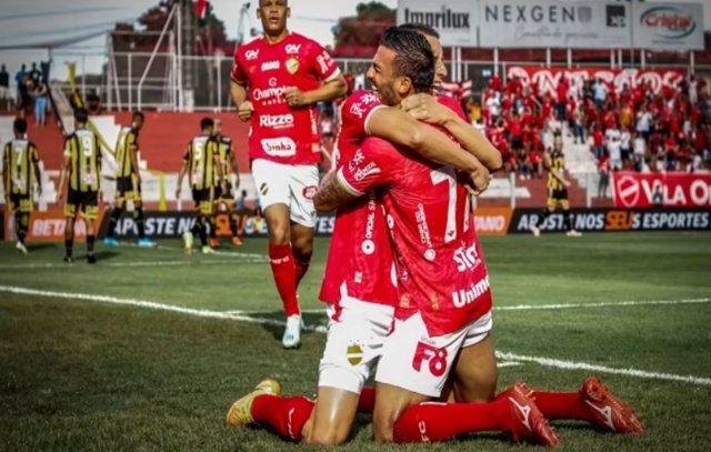 Com gol nos acréscimos, Vila Nova derrota Ceará e se reabilita na Série B