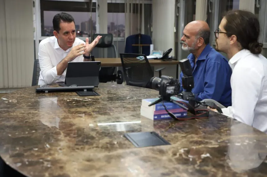 Paulo Serra recebe equipe de reportagem do ABCdoABC em seu gabinete para entrevista na tarde desta quarta (08)