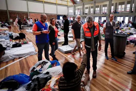 Com sistema de saúde no limite, Porto Alegre transforma abrigo em hospital