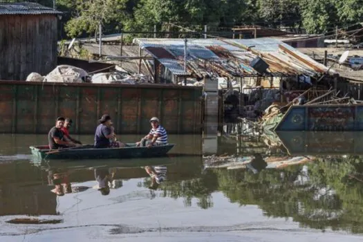 Famílias improvisam acampamentos em rodovias para vigiar suas casas