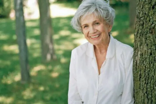 Morre Alice Munro, Nobel de Literatura que foi mestra do conto, aos 92 anos