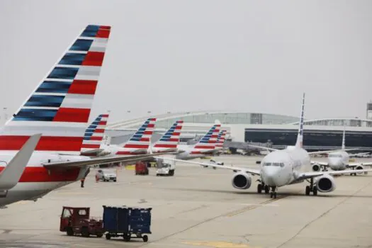 Passageiros negros expulsos de avião da American Airlines vão à justiça contra empresa aérea