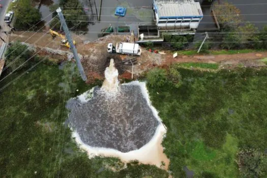 Bomba emprestada pela Sabesp começa a funcionar no bairro Humaitá, em Porto Alegre