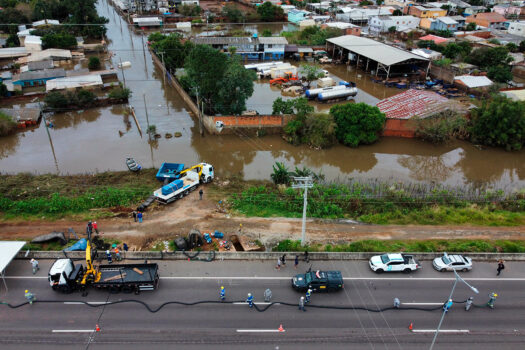 Primeira bomba flutuante enviada pela Sabesp a Canoas entra em operação