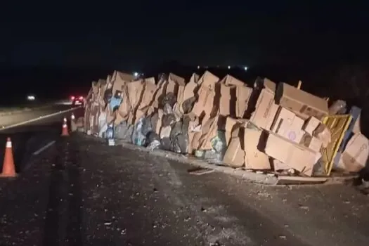 Caminhão dos Correios com doações ao RS tomba no interior de SP