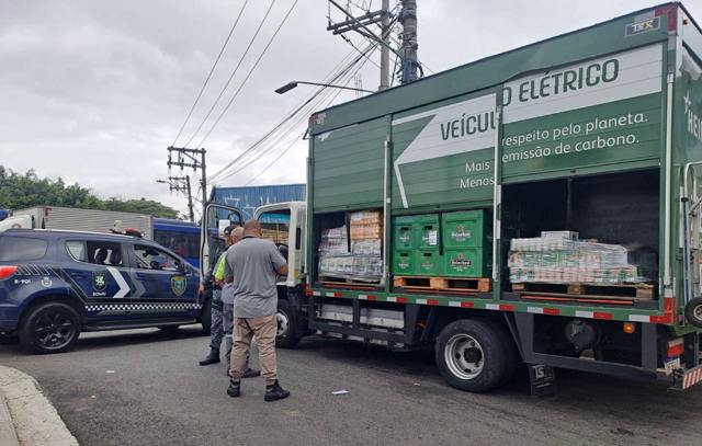 CGE de São Caetano emite alerta e GCM apreende caminhão de bebidas roubado na capital