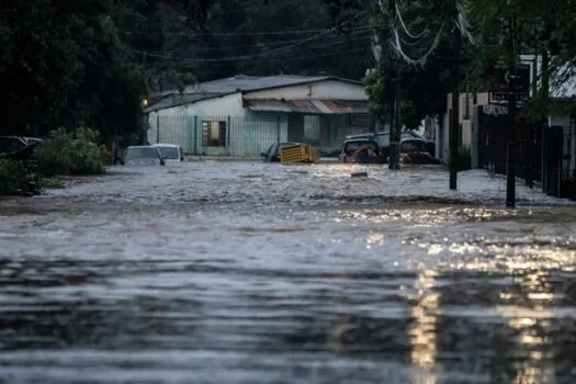 Córrego transborda e volta a invadir casas em Porto Alegre