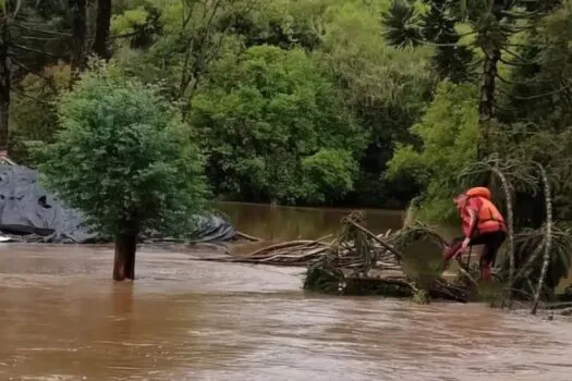 Santa Catarina segue com chuva e previsão de enchente e ventos fortes