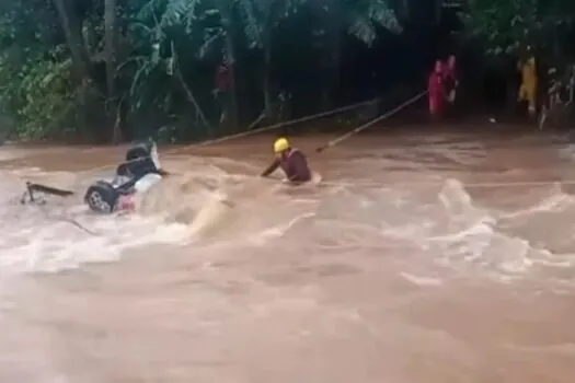 Chuvas chegam a SC, derrubam casas, arrastam carros e uma morte é registrada