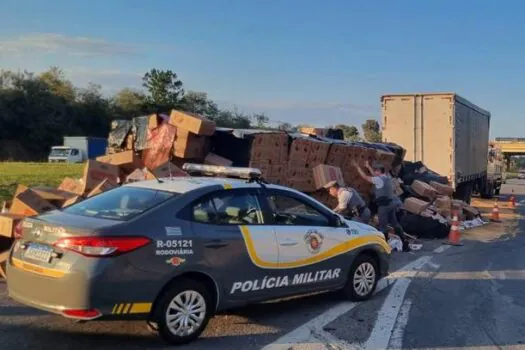 Motorista tomba carreta com mais de 300 mil cigarros contrabandeados e é preso no interior de SP