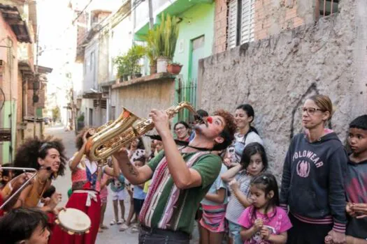 Fábrica de Cultura leva Circo de Québra para a estação Capão Redondo