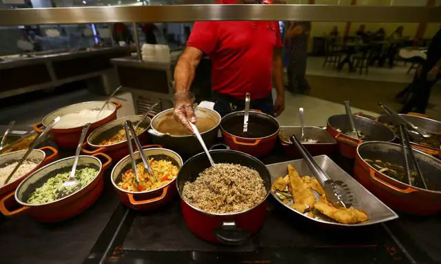 Comida servida em restaurante em Brasília.