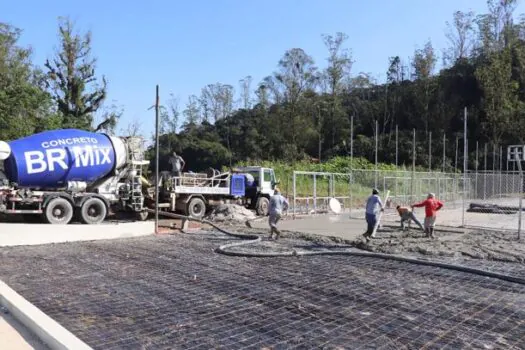 Praça Esportiva do Jardim Caçula recebe concretagem sob bica corrida