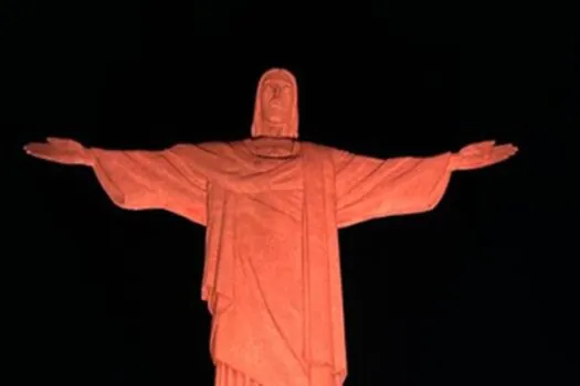 Cristo Redentor “veste” a laranjinha da Maratona do Rio