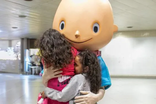 Estações Palmeiras-Barra Funda e Brás recebem ação para celebrar o Dia Mundial do Abraço