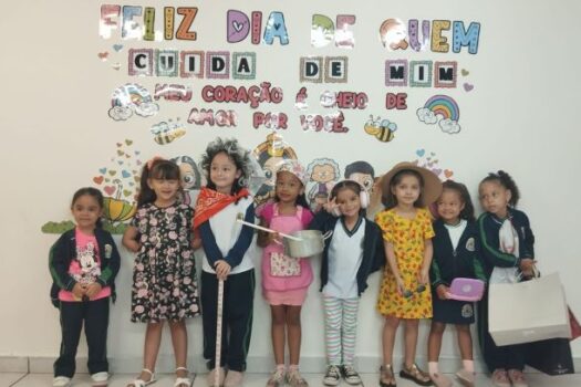 Estudantes da rede municipal preparam presentes para o ‘Dia de Quem Cuida de Mim’