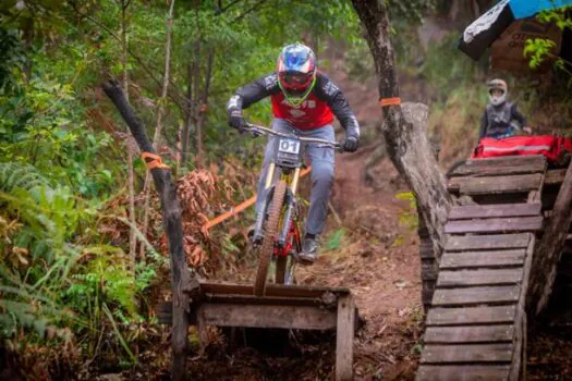 Monte Verde celebra Dia Mundial da Bicicleta com campeão de ciclismo e vê atleta realizar sonho ao ganhar bike