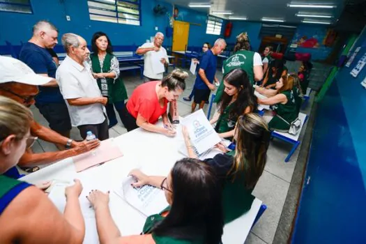 Orlando Morando entrega escrituras no Jardim Ipê IV e amplia regularização em São Bernardo