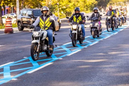 Prefeitura de SP entrega mais 8,1 km de Faixa Azul e chega a 98,2 km de sinalização para motos