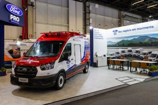 Ford Pro exibe Transit Automática ambulância na feira hospitalar 2024