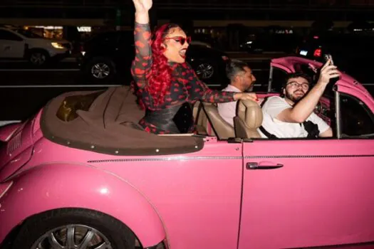 Gloria Groove para Avenida Paulista em fusca rosa e anuncia o lançamento da “Serenata da GG, Vol. 1 (Ao Vivo)”