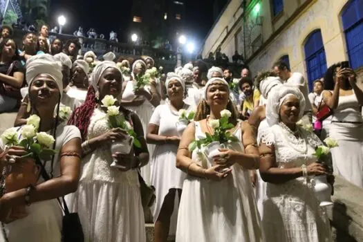 Ilú Obá de Min faz a tradicional lavagem da rua Treze de Maio, em SP