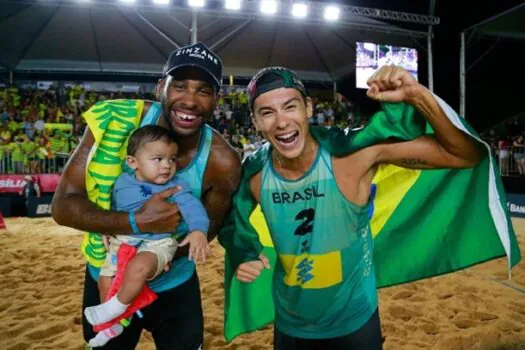 Evandro e Arthur celebram vaga para Paris-2024 no vôlei de praia com ouro em Brasília