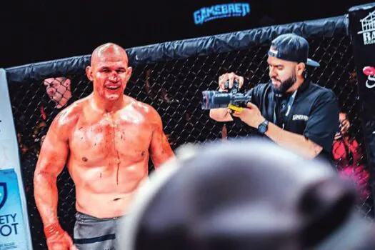 Ex-campeões peso-pesado do UFC fazem combates sangrentos de MMA sem luvas