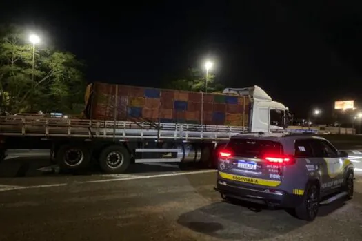 Polícia Rodoviária encontra 3 toneladas de maconha em carroceria de caminhão em Catanduva